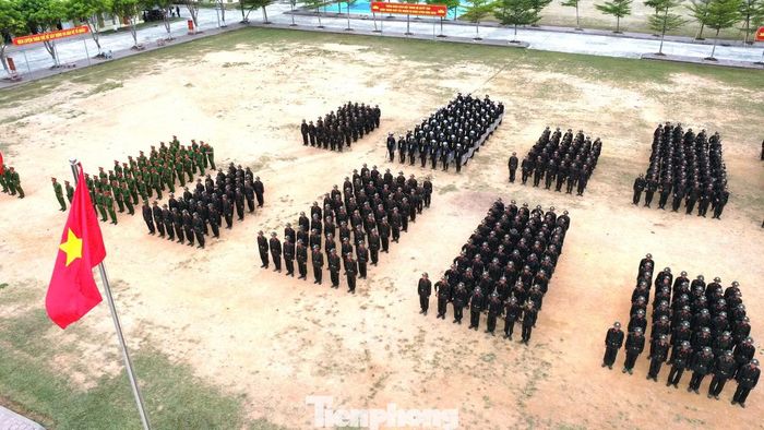 Ngày 9/6, Trung đoàn Cảnh sát cơ động (CSCĐ) số 4 thuộc Bộ Tư lệnh CSCĐ - Bộ Công an tổ chức Lễ bế giảng khóa huấn luyện công dân thực hiện nghĩa vụ tham gia Công an nhân dân năm 2026. Tham dự buổi lễ có Thiếu tướng Lê Văn Sao - Phó Tư lệnh Cảnh sát Cơ động; Đại tá Thái Doãn Bằng - Trung đoàn trưởng Trung đoàn CSCĐ số 4; lãnh đạo Công an các tỉnh: Nghệ An, Hà Tĩnh, Thanh Hóa.