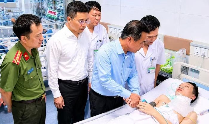 Bí thư Tỉnh ủy Thanh Hóa Lê Đức Thái thăm hỏi, động viên trung tá công an bị thương khi làm nhiệm vụ.