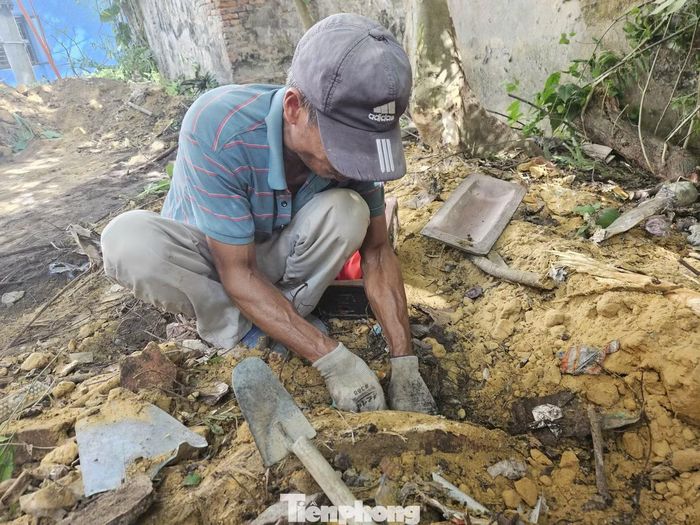 Hài cốt tìm thấy quanh gốc cây và bờ tường.