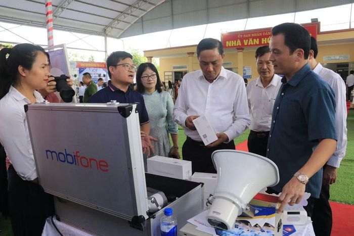 Lãnh đạo tỉnh Lào Cai tham quan các thiết bị trong mô hình 'thôn số' tại xã Yên Bình.