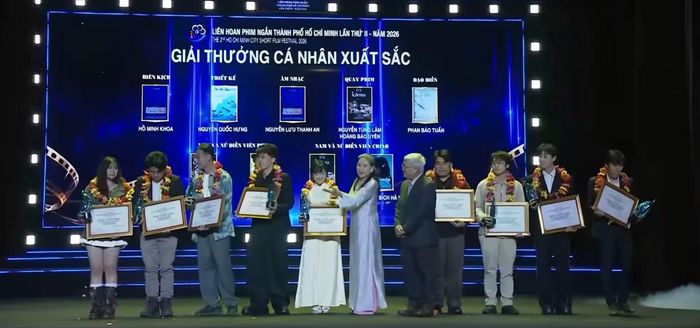 Ban giám khảo trao giải cho các cá nhân giành giải tại đêm bế mạc Liên hoan phim ngắn TPHCM lần thứ 2.
