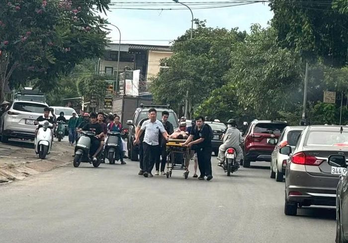 Nạn nhân sau đó được nhóm cán bộ, y bác sĩ đẩy bộ về bệnh viện để theo dõi, điều trị.