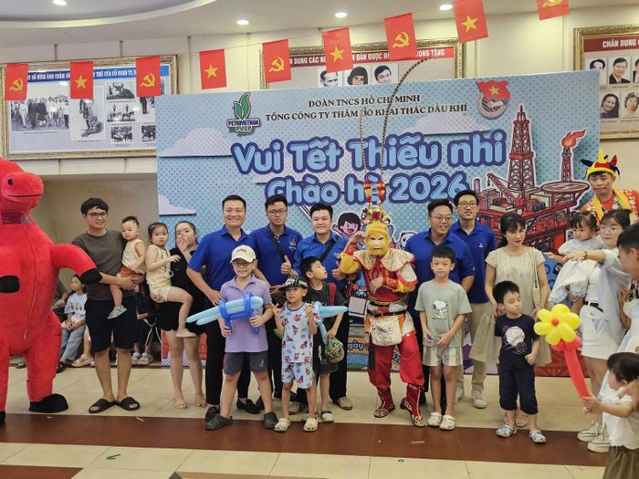 Đoàn Thanh niên PVEP cùng các em thiếu nhi tại chương trình
