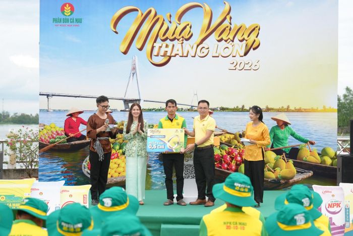 Tại livestream, giải may mắn - nhẫn vàng 0,5 chỉ được trao tận tay bà con.