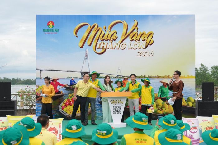 Bà con nông dân tham gia sự kiện livestream tại bến Ninh Kiều.