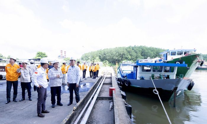 Đoàn công tác Petrovietnam tại Cảng xuất nhập của Nhà máy Đạm Cà Mau.