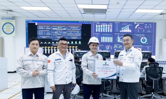 Tổng Giám đốc Petrovietnam Lê Mạnh Cường và Phó Tổng Giám đốc Petrovietnam Phan Tử Giang tặng quà cho người lao động tại Nhà máy Đạm Cà Mau.