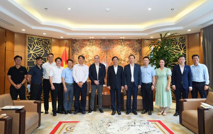Các đại biểu tham dự buổi làm việc