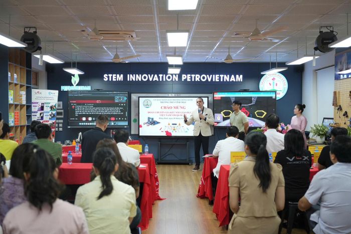 Đoàn công tác VEX Robotics trải nghiệm phòng STEM Innovation Petrovietnam tại THCS Vĩnh Trại, Lạng Sơn