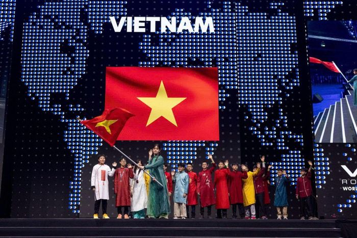 Đại diện 7 đội tuyển VEX IQ của Việt Nam, trong đó có 2 đội tuyển THCS Cầu Giấy (Hà Nội) - một trong những trường đầu tiên được trang bị phòng thực hành STEM Innovation Petrovietnam tham gia thi đấu tại Giải vô địch thế giới VEX World 2026.