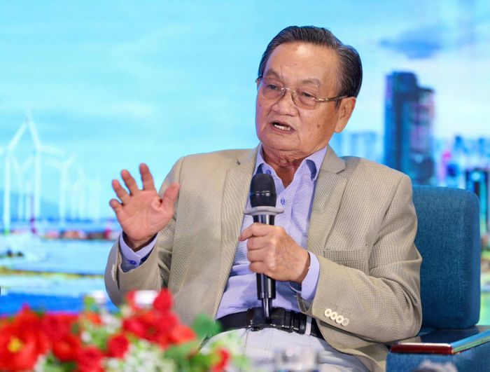 TS. Trần Du Lịch – Chuyên gia kinh tế: Kết nối hiệu quả hệ thống cảng biển nước sâu và các trung tâm năng lượng khu vực Bà Rịa - Vũng Tàu tạo mắt xích quan trọng trong chuỗi giá trị công nghiệp - logistics - năng lượng của toàn vùng (Ảnh: NLĐ)
