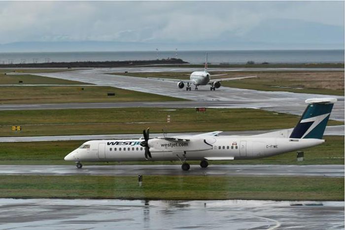 Máy bay của hãng WestJet tại Sân bay Quốc tế Vancouver ở Richmond, British Columbia, Canada. (Ảnh: Reuters)