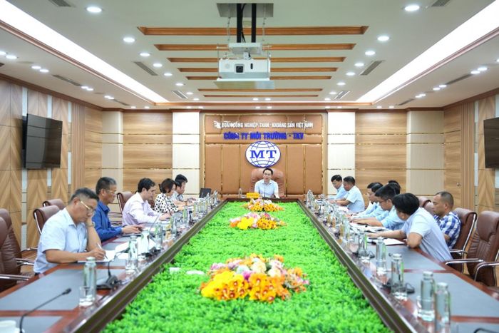 Phó Tổng giám đốc Tập đoàn Nguyễn Huy Nam chủ trì làm việc với Công ty Môi trường - TKV.