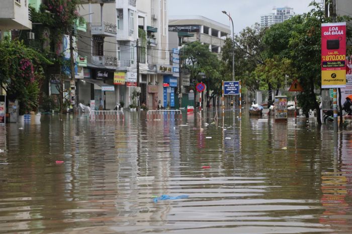 Nhiều tuyến phố lực lượng chức năng phải rào chắn vì ngập sâu để các phương tiện không di chuyển qua. (Ảnh: TV)