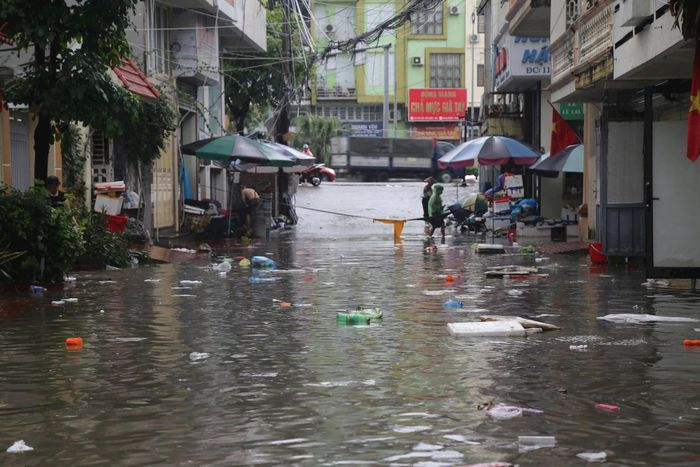 Dù chưa bước vào cao điểm mùa mưa bão, nhiều khu vực dân cư tại Quảng Ninh xảy ra ngập úng cục bộ. (Ảnh: TV)