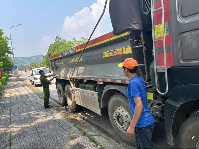 Lực lượng chức năng kiểm tra thành thùng xe tải.