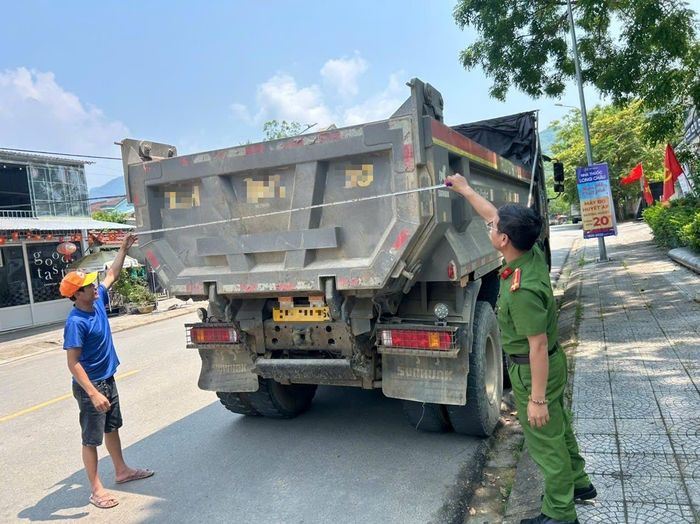 Lực lượng chức năng đo chiều rộng, chiều dài thùng xe tải.