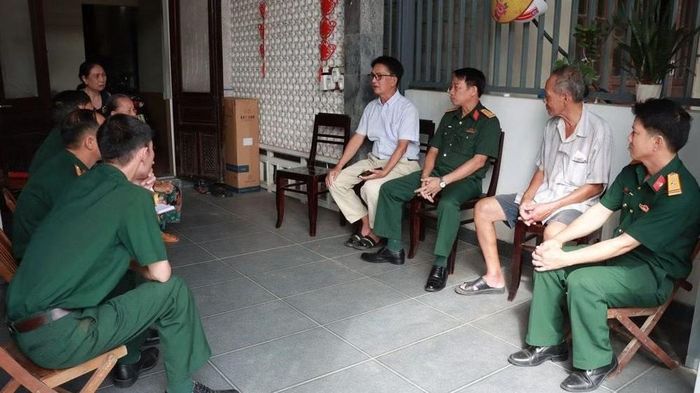 Đoàn công tác làm việc với nhân chứng và người dân sinh sống lâu năm ở tổ dân phố 15 Tây Lộc để xác minh thông tin.