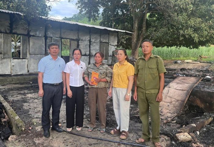 Chính quyền địa phương kịp thời trao hỗ trợ ban đầu, sẻ chia mất mát với gia đình ông sau vụ cháy.