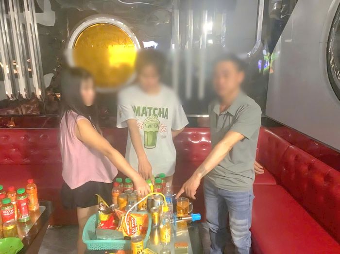 Các đối tượng cùng tang vật dùng để sử dụng trái phép chất ma túy. (Ảnh: CAHY).