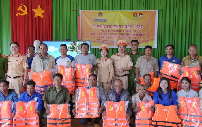Đội Cảnh sát giao thông đường thủy trao tặng áo phao cho người dân thường xuyên di chuyển trên hồ Đồng Nai 3.