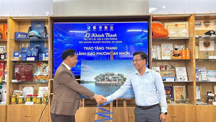 Đại diện Hội Doanh nghiệp phường An Nhơn trao tặng tranh lưu niệm đến lãnh đạo phường An Nhơn trong khuôn khổ chương trình