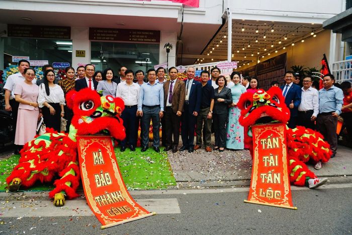 Đại biểu, lãnh đạo địa phương và cộng đồng doanh nghiệp chụp ảnh lưu niệm tại Lễ Khánh thành