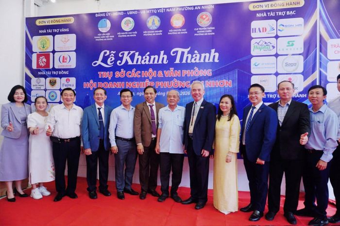 Các đại biểu chụp ảnh lưu niệm tại lễ khánh thành