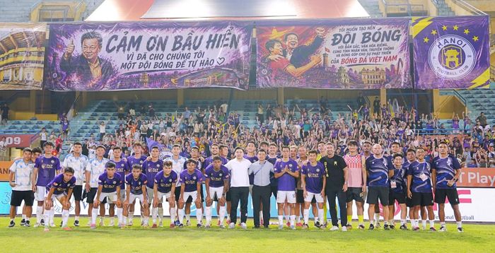 Trái ngược với hình ảnh đó, Hà Nội FC tưng bừng kỷ niệm 20 năm thành lập. Ảnh: Hà Nội FC