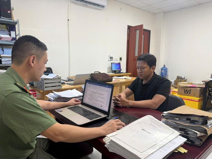 Đối tượng Trần Hữu Tráng tại cơ quan công an. Ảnh: CACC