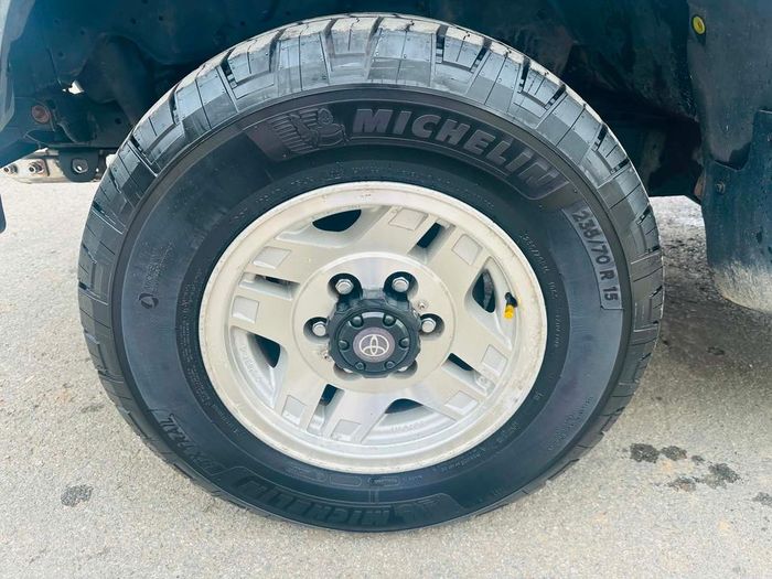 Bên trong nội thất xe, khoang động cơ...