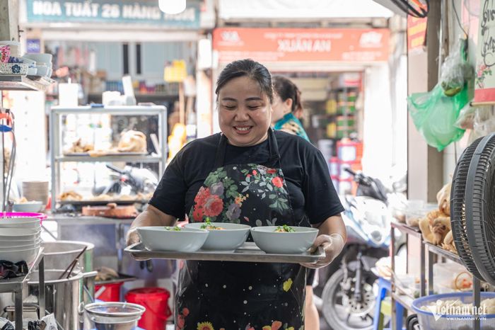Chị Thêm, nhân viên gắn bó lâu năm với quán