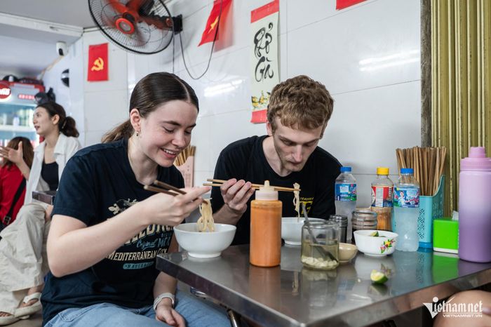 Peter Bryan và Madeline Bryan là du khách tới từ Mỹ, đến Hà Nội du lịch khoảng 1 tuần