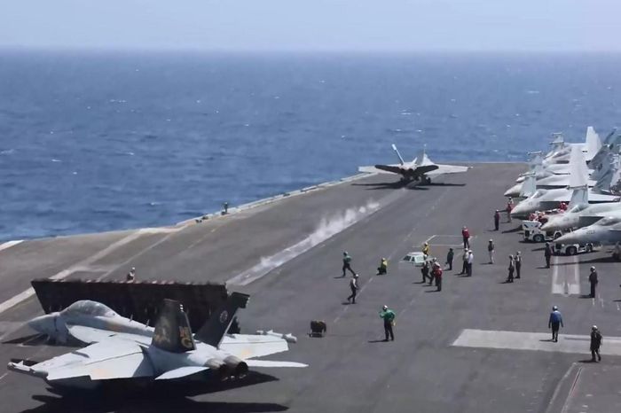 Chiến đấu cơ xuất kích từ tàu sân bay USS Abraham Lincoln. Ảnh: CENTCOM