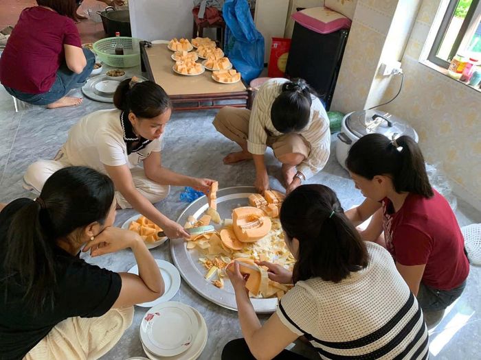 Nhiều phụ huynh cũng chung tay chuẩn bị mâm cơm cho thí sinh thi tốt nghiệp
