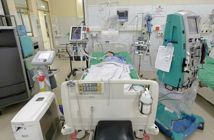 Bệnh nhân được thực hiện hạ thân nhiệt chỉ huy và lọc máu liên tục. Ảnh: BVCC