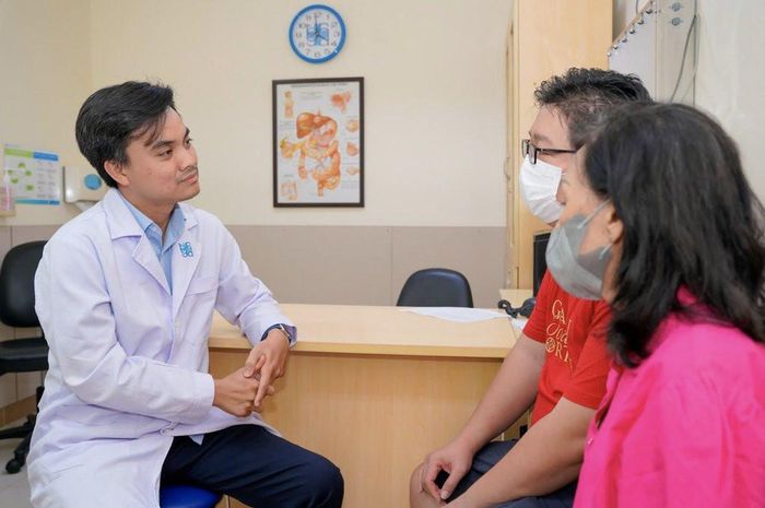 Bệnh nhân sang tái khám tại Việt Nam. Ảnh: Lê Trí