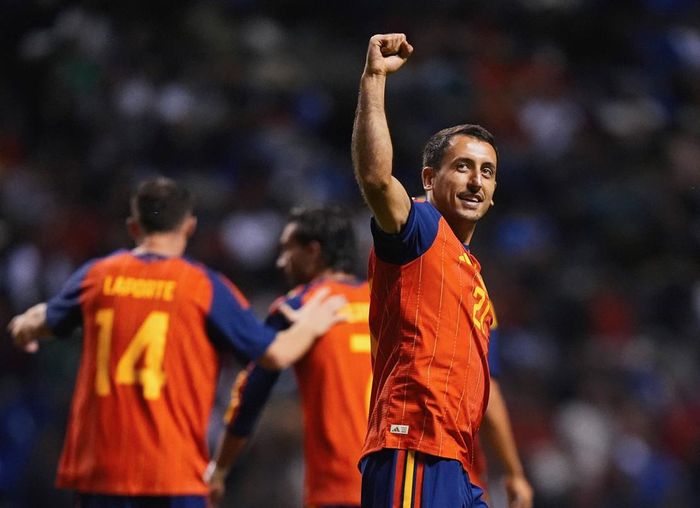 Ngay phút thứ 2, Mikel Oyarzabal mở tỷ số với cú sút xa chân trái tuyệt đẹp