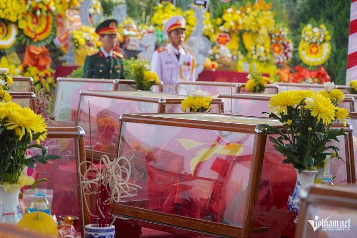 Lễ truy điệu và an táng hài cốt liệt sĩ Việt Nam hy sinh tại Lào. Ảnh: Trần Tuyên