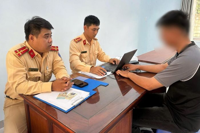 Công an làm việc với tài xế Nguyễn Văn T. Ảnh: Q.N
