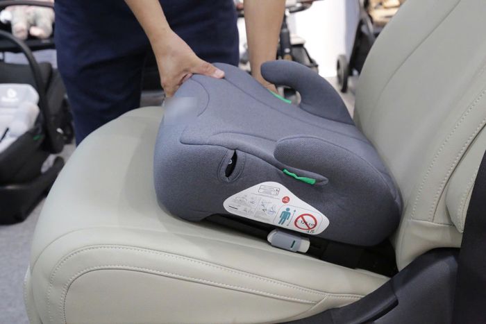 Chỉ có các xe ô tô gia đình, ô tô cá nhân không kinh doanh vận tải (biển số trắng) mới phải bắt buộc lắp ghế an toàn cho trẻ em từ ngày 1/7/2026. Ảnh: Cục CSGT