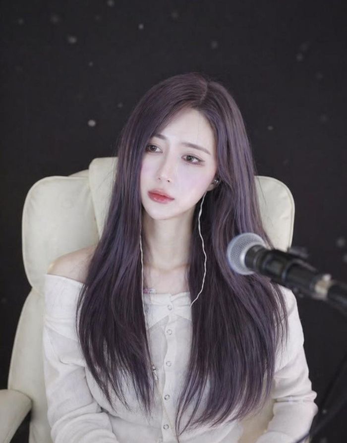 Nữ ca sĩ Kim Yoon Seol.