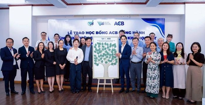 Ban lãnh đạo ACB nhận món quà “Cây nguyện ước” – là những điều ước từ 100 sinh viên nhận học bổng.