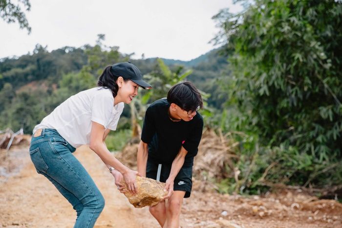 Cô cùng các con trực tiếp tham gia nhiều hoạt động để giúp đỡ người dân đang gặp hoàn cảnh khó khăn.