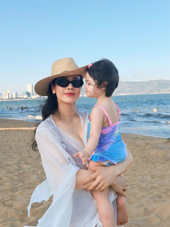 Ca sĩ Nhật Kim Anh lần đầu đưa bé Julia đi tắm biển.