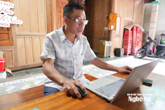 Ông Lương Văn Cường tự mày mò học cách sử dụng máy vi tính. Ảnh: H.T