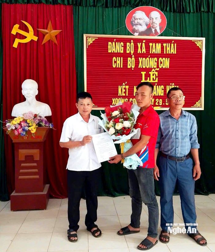 Từ một chi bộ thuộc diện "tái trắng" nay đã phát triển vững mạnh, có 10 đảng viên. Ảnh: CSCC