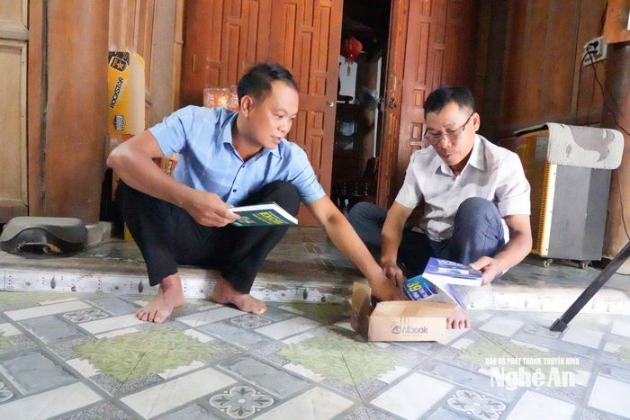 Ông Lương Văn Cường đặt mua sách hướng dẫn sử dụng máy vi tính để tìm hiểu sâu hơn về tin học văn phòng, công nghệ số. Ảnh: T.P