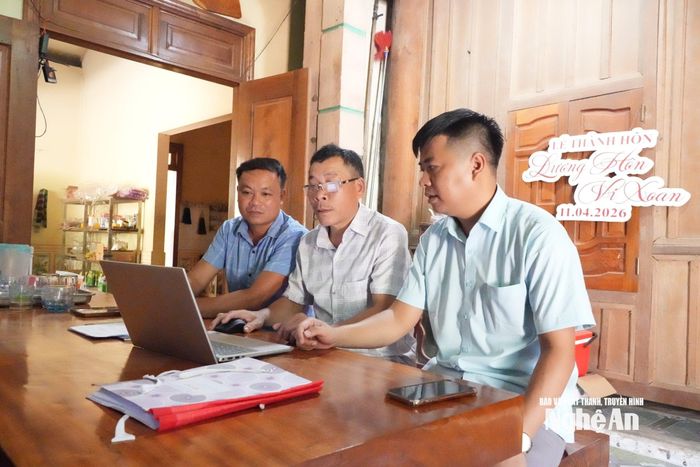 Ông Lương Văn Cường học hỏi thêm về việc soạn thảo văn bản, cách gửi công văn đi, nhận công văn đến từ cán bộ xã Tam Thái. Ảnh: T.P