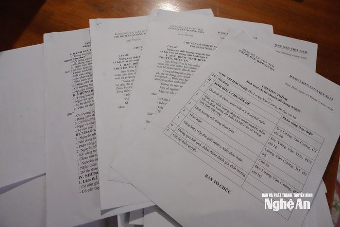 Nay ông Lương Văn Cường có thể soạn thảo thành thạo văn bản đúng quy chuẩn của chi bộ, làm các báo cáo bằng máy tính phục vụ công tác Đảng. Ảnh: H.T